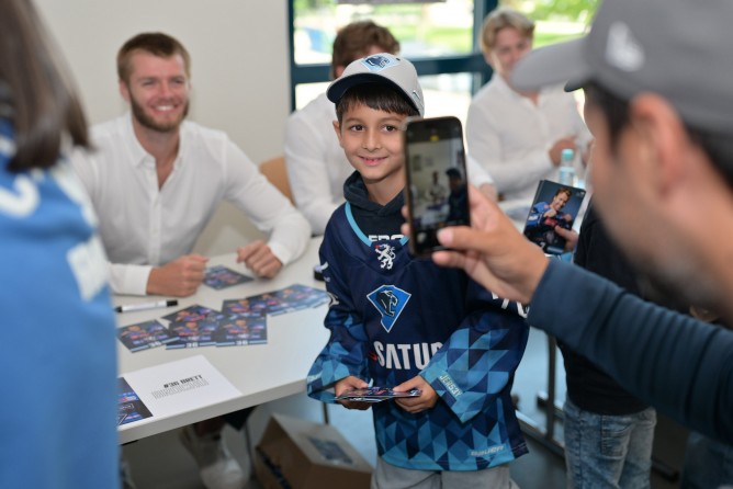 Fans lassen sich mit den Spielern fotografieren