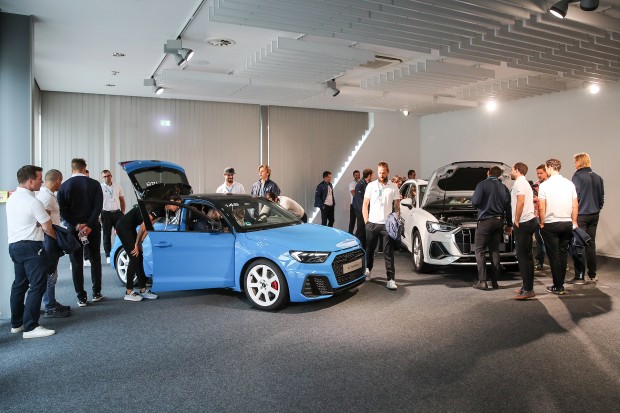 Die Spieler begutachten den neuen Audi A1 und den neuen Audi Q3 - Foto: Bösl / Audi AG