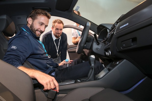 Sean Sullivan probiert sich am Entertainment-System MMI - Foto: Bösl / Audi AG