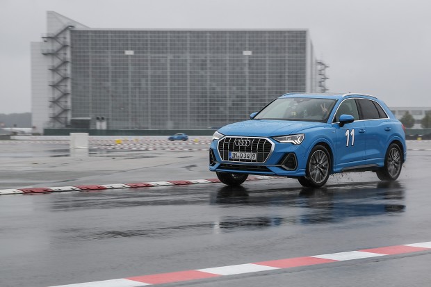 Vili Sopanen und Ville Koistinen: Rasante Fahrt im neuen Q3  - Foto: Bösl / Audi AG