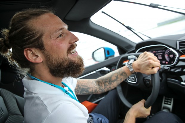 Timo Pielmeier macht die Testfahrt sichtlich Spaß.  - Foto: Bösl / Audi AG