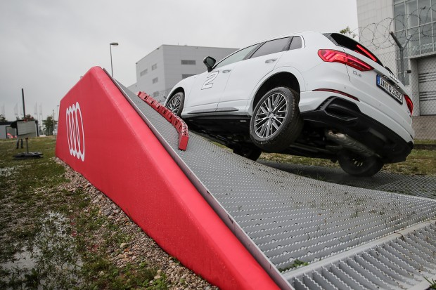 Im Offroad-Parcours ist Geschicklichkeit gefragt.  - Foto: Bösl / Audi AG