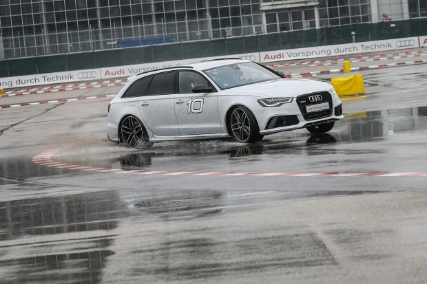 Rasante Taxifahrt im Audi RS6  - Foto: Bösl / Audi AG