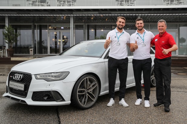 Frank Schmickler (Audi Drivig Experience) saß am Steuer des RS6. Colton Jobke und Brett Olson hat es gefallen.  - Foto: Bösl / Audi AG