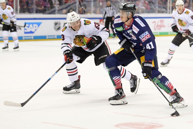 Ein Brecher für den Panther-Sturm: Louis-Marc Aubry (re.) hier im Spiel der Eisbären Berlin gegen die Chicago Blackhawks.
Foto: City-Press