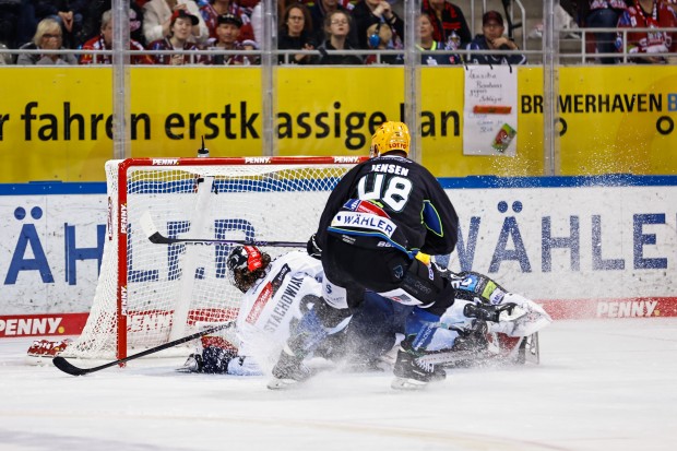 Wojciech Stachowiak mit dem irregulären Treffer in Bremerhaven.

Foto: CityPress