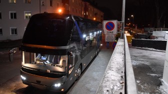 Sie reisen mit dem Mannschaftsbus vom Reisebüro Stempfl zu einem Auswärtsspiel der Panther.
Foto: City-Press Sie reisen mit dem Mannschaftsbus vom Reisebüro Stempfl zu einem Auswärtsspiel der Panther.
Foto: City-Press