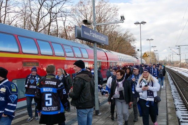 Wie im Vorjahr geht es für die ERC-Fans mit dem München-Nürnberg-Express nach Nürnberg. Die Eintrittskarten für das Stadion können auch schon am Sonntag im Heimspiel gegen Krefeld abgeholt werden.