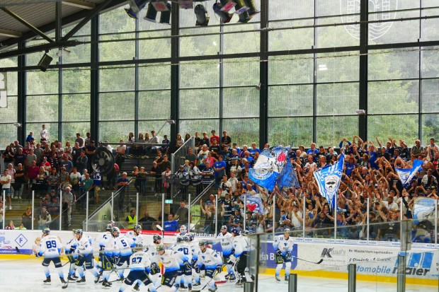 Mit einer geschlossen starken Mannschaftsleistung gewann der ERC beim Deggendorfer SC mit 9:1.