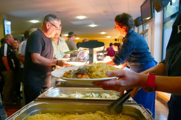 Am Buffet konnten Fans und Spieler nach Herzenslust auswählen.