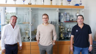 Neuzugang Frederik Storm (Mitte) kam heute Vormittag in Ingolstadt an und wurde in der Geschäftsstelle der Panther von Larry Mitchell (re.) und Claus Liedy (li.) empfangen. Neuzugang Frederik Storm (Mitte) kam heute Vormittag in Ingolstadt an und wurde in der Geschäftsstelle der Panther von Larry Mitchell (re.) und Claus Liedy (li.) empfangen.