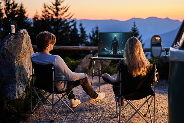 Fernseher für unterwegs? Dank MediaMarktSaturn und dem Dauerkarten-Gewinnspiel vielleicht bald Realität.
Foto: PEAQ | MediaMarktSaturn