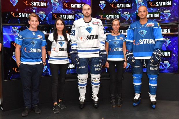 Bei der Trikotpräsentation stellten Laurin Braun (ganz links), Matt Pelech (Mitte) und John Laliberte (rechts) zusammen mit SATURN-Mitarbeiterinnen die neuen Leiberl vor. Foto: Traub / st-foto.de