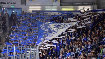 Mit einer Choreografie der ERC-Fans startete die DEL-Saison in Straubing. Foto: Traub / st-foto.de Mit einer Choreografie der ERC-Fans startete die DEL-Saison in Straubing. Foto: Traub / st-foto.de