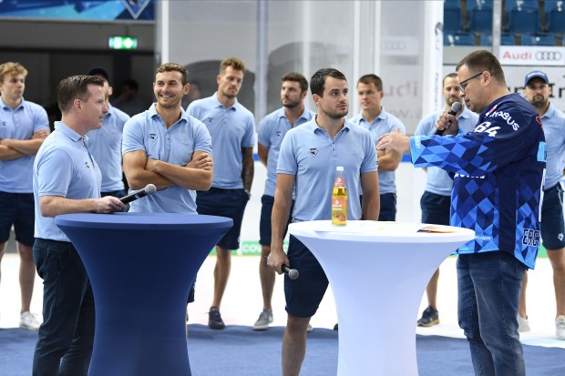 Co-Trainer Tim Regan, Matt Bailey  und Wayne Simpson im Gespräch mit Stadionsprecher Hannes Langer (ERC Ingolstadt). Foto: JT-Presse.de / Johannes TRAUB