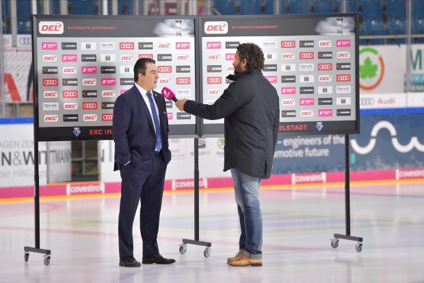 Larry Mitchell, hier im Interview mit Magenta Sport, bleibt Sportdirektor beim ERC Ingolstadt. 
Foto: Johannes Traub