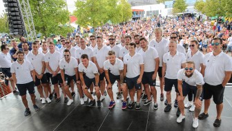Die Saisoneröffnungsfeier bildet den perfekten Rahmen für alle ERC-Fans, um das neue Team kennenzulernen ; Foto: Bösl/ kbumm Die Saisoneröffnungsfeier bildet den perfekten Rahmen für alle ERC-Fans, um das neue Team kennenzulernen ; Foto: Bösl/ kbumm