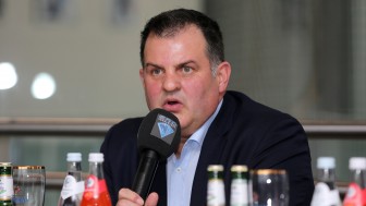 Jürgen Arnold is in a 10-men-board of E.H.C.. Foto: Stefan Bösl / kbumm.de Jürgen Arnold is in a 10-men-board of E.H.C.. Foto: Stefan Bösl / kbumm.de