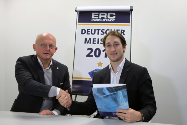 Brandon Buck (rechts) beim Handschlag mit Sportdirektor Jiri Ehrenberger nach der Vertragsverlängerung