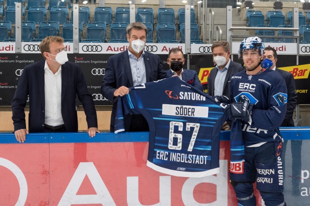 Kapitän Fabio Wagner überreichte ein signiertes Trikot des ERC Ingolstadt. Foto: ERC Ingolstadt / Markus Fischer