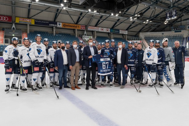 Das Team des ERC Ingolstadt mit Ministerpräsident Dr. Markus Söder. Foto: ERC Ingolstadt / Markus Fischer