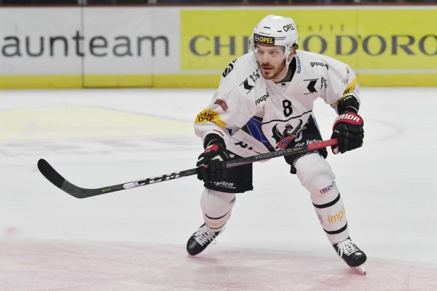 Charles Bertrand bei seiner Station in Fribourg-Gottéron, als er unter dem jetzigen Panther-Coach Mark French spielte. Foto: Imago-Images.de.