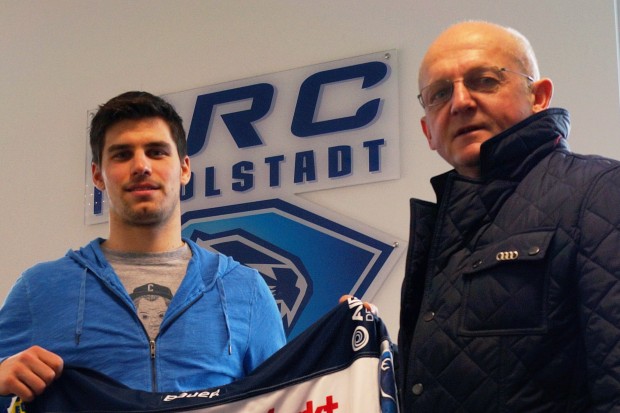 Benedikt Kohl (links) und Sportdirektor Jiri Ehrenberger freuen sich über die Vertragsverlängerung.