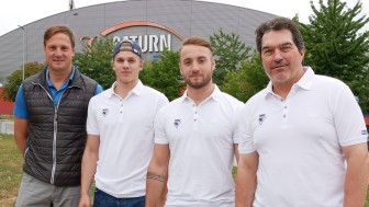 Auf eine gute Zusammenarbeit! v.l.n.r.: Michael Kreitl (Geschäftsführer der ESVK Spielbetriebs GmbH), die Spieler Tim Wohlgemuth und Simon Schütz sowie Larry Mitchell (Sportdirektor des ERC Ingolstadt). Auf eine gute Zusammenarbeit! v.l.n.r.: Michael Kreitl (Geschäftsführer der ESVK Spielbetriebs GmbH), die Spieler Tim Wohlgemuth und Simon Schütz sowie Larry Mitchell (Sportdirektor des ERC Ingolstadt).