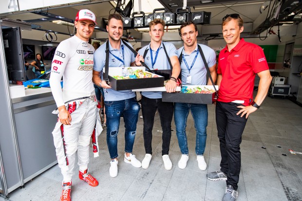 Nico Müller, David Elsner, Tim Wohlgemuth, Fabio Wagner und Mattias Ekström in der Audi-Box.