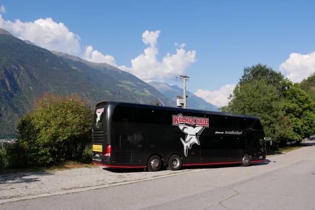 Der Bus der Kölner Haie vor dem Ice:Forum in Latsch. 