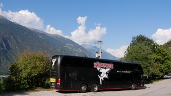 Der Bus der Kölner Haie vor dem Ice:Forum in Latsch. Der Bus der Kölner Haie vor dem Ice:Forum in Latsch.