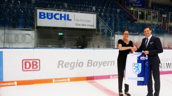Antonia von Bassewitz (Leiterin Fahrgastmarketing bei DB) und Claus Gröbner (ERC-Geschäftsführer) besiegeln die Partnerschaft. Antonia von Bassewitz (Leiterin Fahrgastmarketing bei DB) und Claus Gröbner (ERC-Geschäftsführer) besiegeln die Partnerschaft.