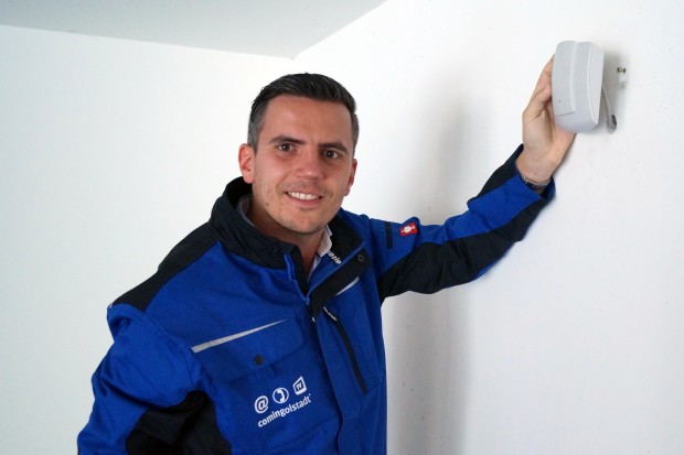 Mitarbeiter von comingolstadt installierten die WLAN Router in der Saturn Arena