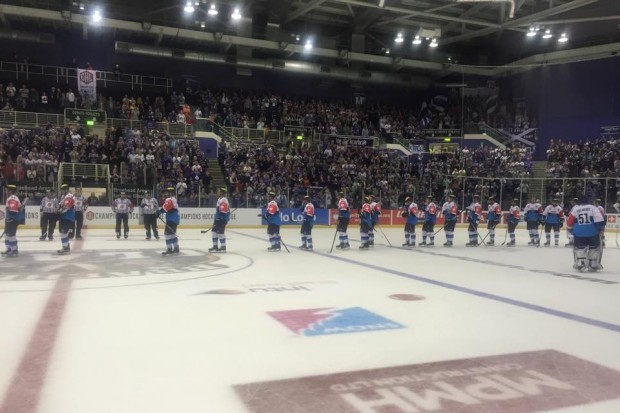Die Panther verlassen mit hängenden Köpfen die Braehead Arena...