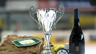 Um den VinschgauCup spielen heuer neben dem ERC Ingolstadt die Kölner Haie, der HC Bozen und der EC-Kac.
Foto: Markus Fischer / mfipics.de Um den VinschgauCup spielen heuer neben dem ERC Ingolstadt die Kölner Haie, der HC Bozen und der EC-Kac.
Foto: Markus Fischer / mfipics.de