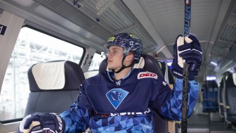 Tim Wohlgemuth im München-Nürnberg-Express der DB Regio Bayern. Wir freuen uns auf Ihre Fotos vom Derby-Zug.
Foto: Ralf Lüger Tim Wohlgemuth im München-Nürnberg-Express der DB Regio Bayern. Wir freuen uns auf Ihre Fotos vom Derby-Zug.
Foto: Ralf Lüger