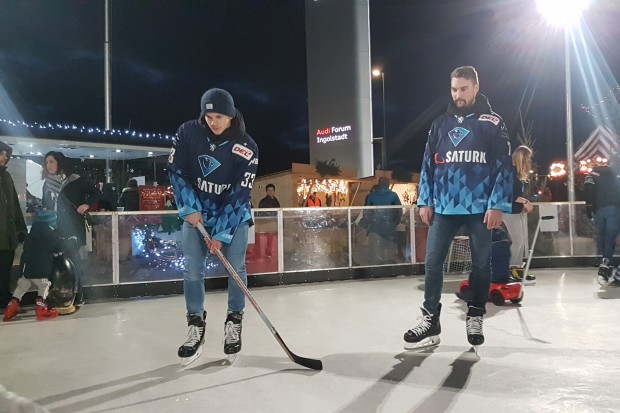 Tim Wohlgemuth und Colton Jobke auf der künstlichen Eisfläche beim Sozialen Weihnachtsmarkt auf der Audi Piazza.