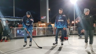 Tim Wohlgemuth und Colton Jobke auf der künstlichen Eisfläche beim Sozialen Weihnachtsmarkt auf der Audi Piazza. Tim Wohlgemuth und Colton Jobke auf der künstlichen Eisfläche beim Sozialen Weihnachtsmarkt auf der Audi Piazza.