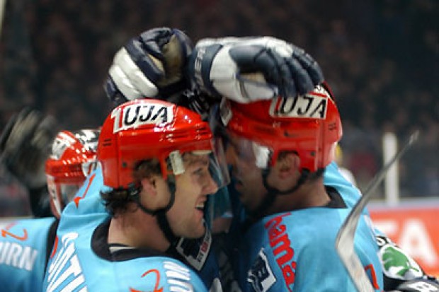Doug Ast kann sich über seinen Hattrick freuen<br>Fotos: Hockey-Press