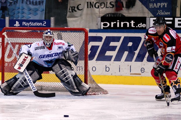 Clayton wartet auf den Puck