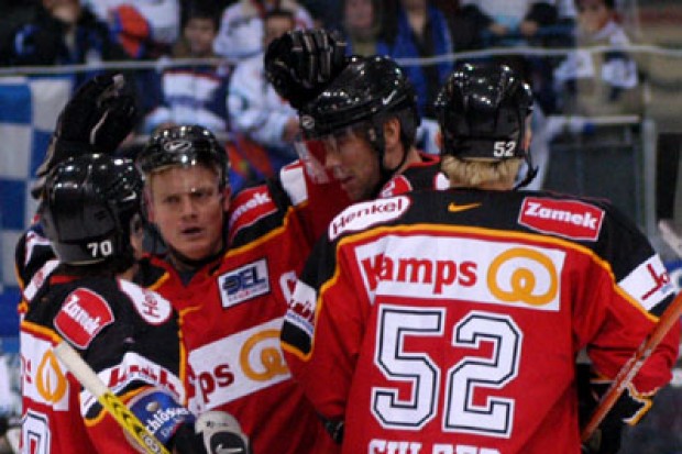 Torjubel der Metro-Stars zum 2:1