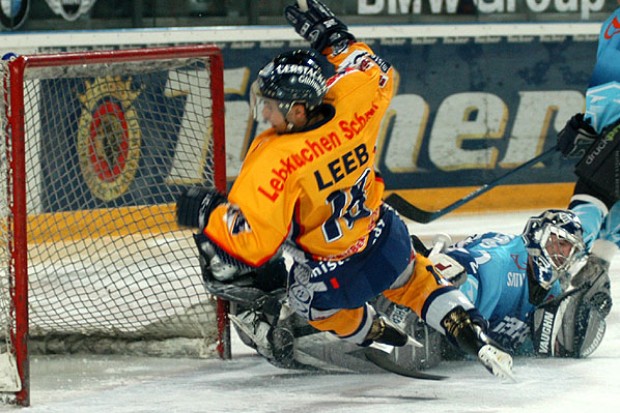 Schock nach 94 Sekunden, 1:0 durch Leeb<br>Fotos:Hockey-Press