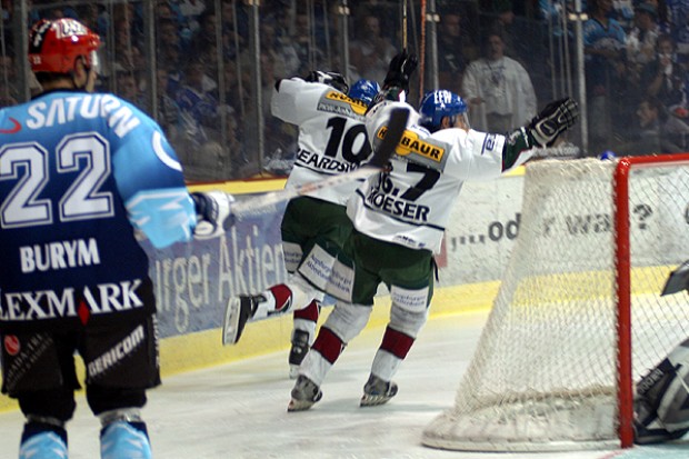Colin Beardsmore mit dem 1:0 für den AEV