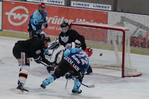 Hier zappelt durch Brad Burym (2:0) der Puck ins Netz