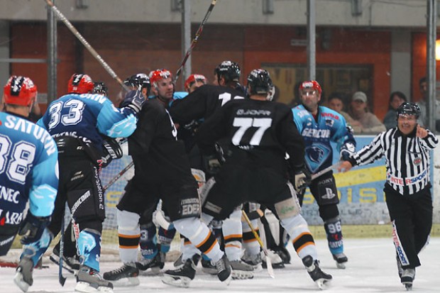 Kleine Raufeinlage beider Teams