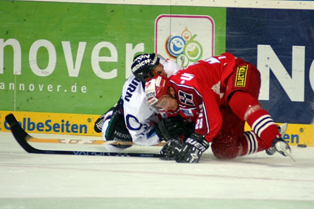 Brad Burym im Zweikampf um den Puck