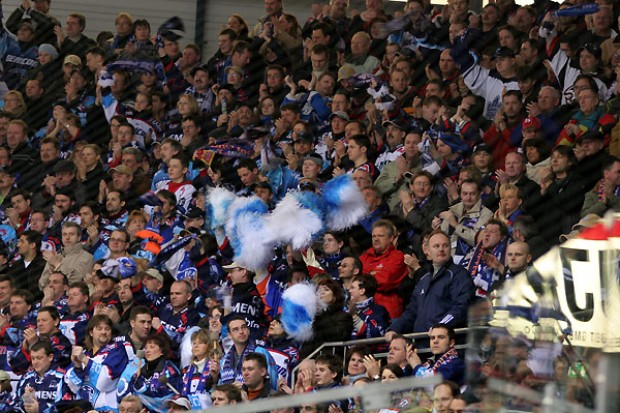Derbystimmung in der ausverkauften Saturn-Arena