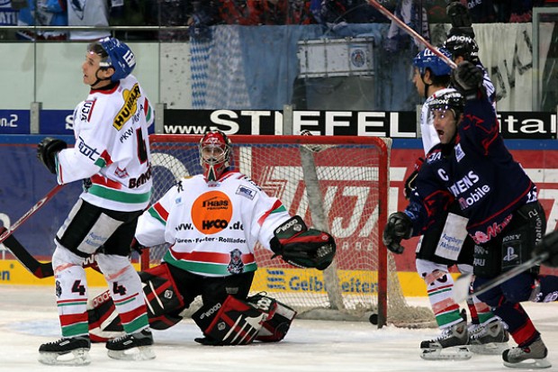 Puck im Tor, Glen Goodall freut sich über den Ausgleich