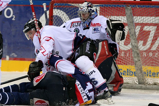 Aaron Ward stoppt Mark Greig