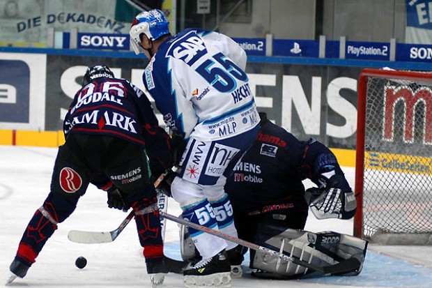 NHL Supertar Jochen Hecht gegen Glen Goodall und Jimmy Waite